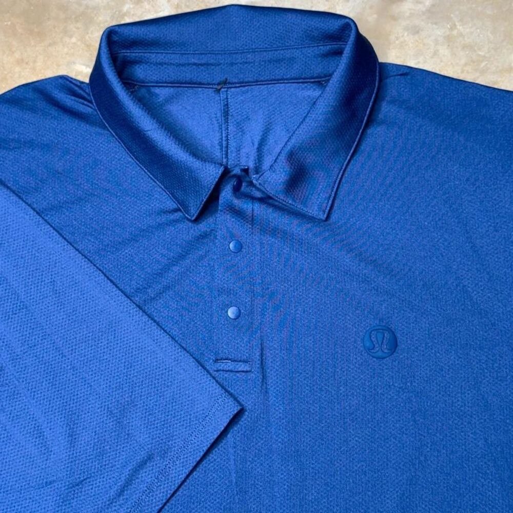 Lululemon Mens Logo Sport Polo Shirt XL Blue Textured Short Sleeve Snap Golf